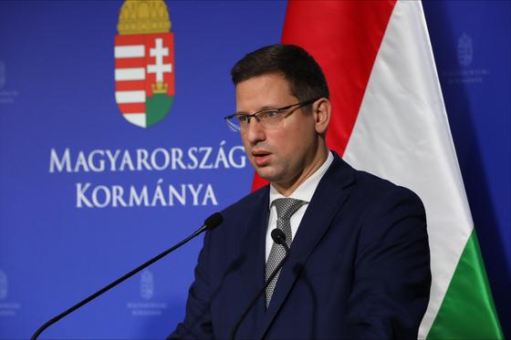 Gulyás Gergely és Lázár János véleménye a semlegességről eltérő látásmódokat tükröz. Míg Gulyás a semlegesség fontosságát és szükségességét hangsúlyozza, addig Lázár más megközelítést alkalmaz, amelyben a semlegesség szerepe és jelentősége más fényben tűn