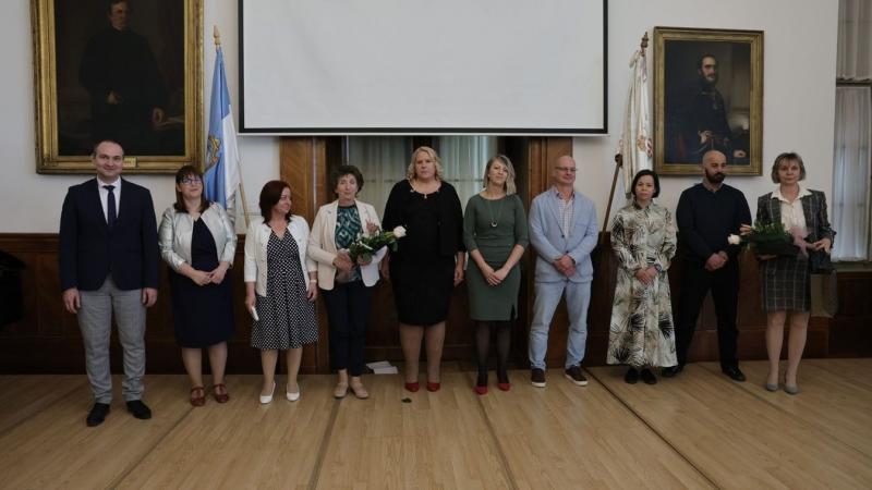 A Vármegyeházán különleges esemény keretében tiszteletüket fejezték ki a gyógyítás csendes hőseinek. A rendezvény célja az volt, hogy méltassák mindazokat, akik elkötelezetten dolgoznak az egészségügy területén, és hozzájárulnak mások jólétéhez. A program