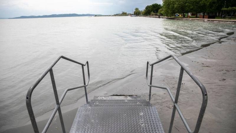 A Balaton vízszintje csökkent - úgy tűnik, a májusi eső nem hozta meg az áhított csodát?