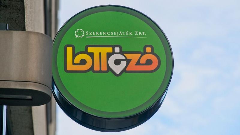 Kétszeres szerencse: a főnyeremény megüthette a lottózók szívét, és a boldogság hangjai betöltötték a teret.