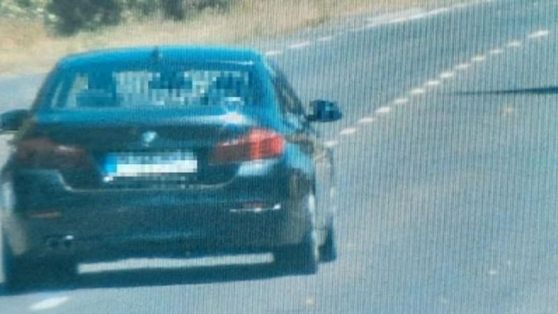 130-as sebességhatár mellett, egy újabb BMW-tulajdonos, akit látszólag nem zavar a félmilliós büntetés.