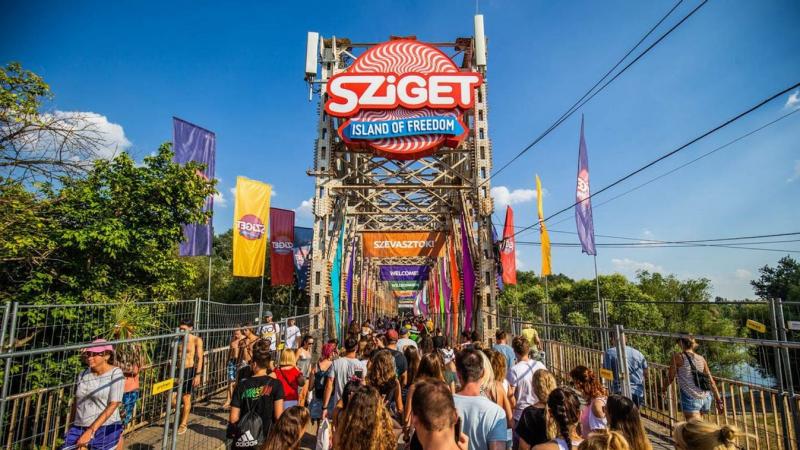 Az idei Sziget fesztiválra egy különleges újdonságot, az éjszakai jegyet vezettek be, amely lehetőséget ad a látogatóknak, hogy a sötétben is élvezhessék a rendezvény varázsát.