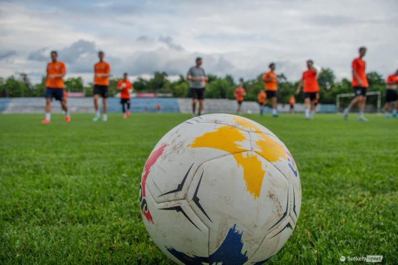 Elindult a felkészülési időszak a Székelyudvarhelyi FC-nél | Székely Sport

A Székelyudvarhelyi FC csapata izgatottan vág neki az új szezonra való felkészülésnek. A szakmai stáb már gőzerővel dolgozik, hogy a játékosok formába lendüljenek, és felkészüljen