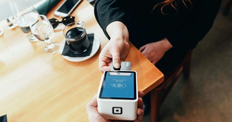 Bankkártyák, QR-kódok és a qvik - a készpénzes tranzakciók egyre inkább a múlté válnak Magyarországon. A digitális megoldások térnyerésével a pénzügyi műveletek egyszerűbbé és gyorsabbá válnak, ami forradalmasítja a vásárlási szokásainkat. Az emberek egyr