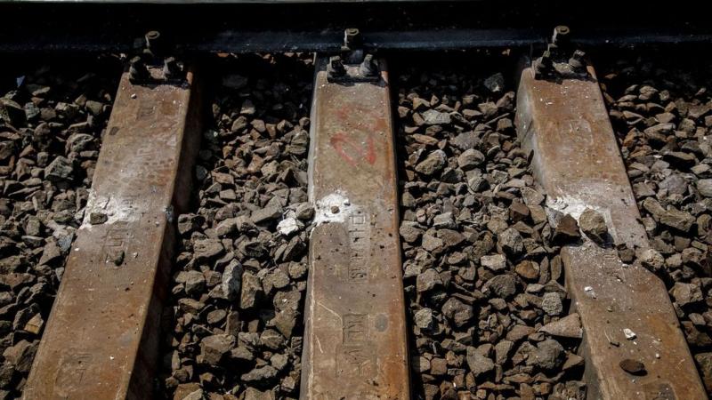 Tragikus esemény a sínek mentén: Halálos vonatgázolás rázta meg a közösséget.