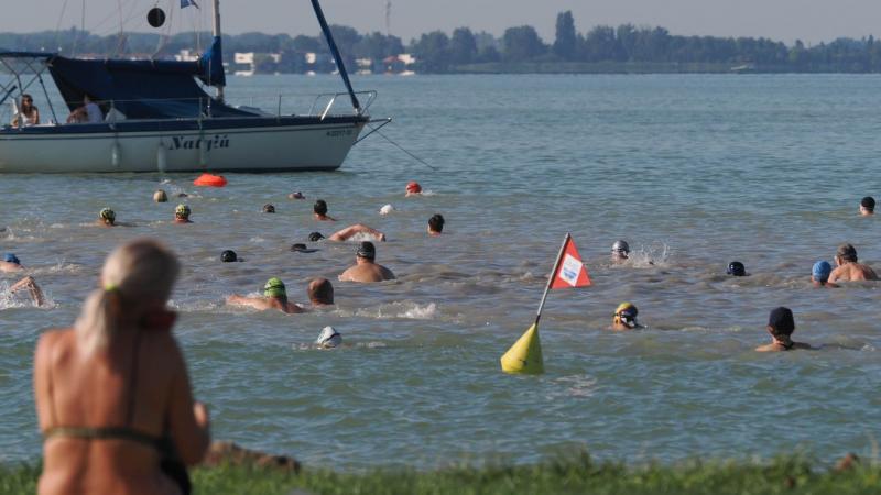 Idén a Balaton-átúszás varázslatos pillanatai képekben. Fedezd fel a versenyzők elszántságát és a tó csodás környezetét!