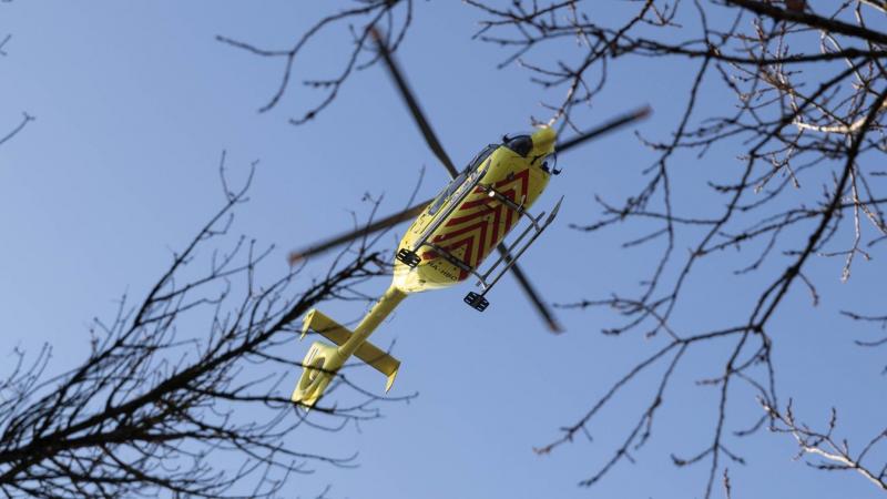 Mentőhelikopter is érkezett az M1-es autópályán történt balesethez, így Tatabánya környékén teljes útzár van érvényben.