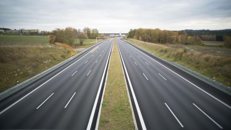 Egyetlen pillanat is elegendő ahhoz, hogy a baj beköszöntsön – egy őrült sofőr tépázza az M1-es autópálya nyugalmát.