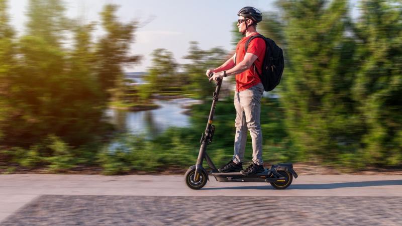 A tó menti sétányon a rollernek nem akad helye!