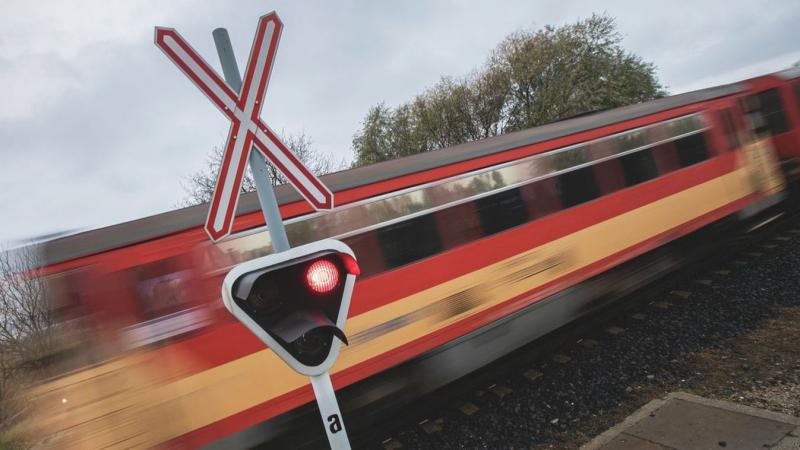 Tragikus vasúti baleset történt Veszprém vármegyében, amely sokkolta a helyi közösséget. Az esemény során több ember életét vesztette, ami mély fájdalmat és gyászt okozott a családoknak és barátoknak. A hatóságok azonnal megkezdték a baleset körülményeine