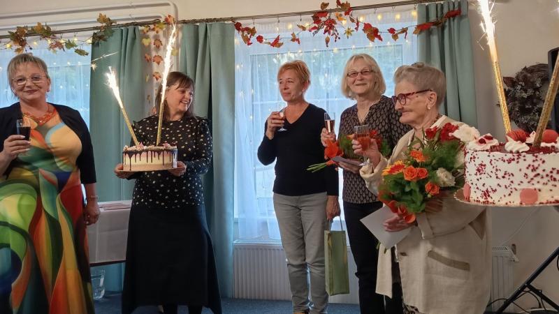 Ünnepi díszvacsora varázslatos rakétás tortával

Képzelj el egy különleges estét, ahol a gyertyafény és a finom illatok egyesülnek egy felejthetetlen élményben. Az ünnepi díszvacsora asztala tele van színes, ínycsiklandó ételekkel, amelyek mind a szeretet