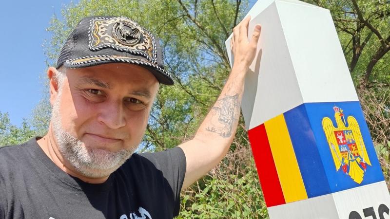 A távolból hallatszik a káosz: így tombol az álhírterjesztő Vályi István a budapesti békecsúcs kapcsán.