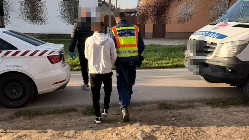 Otthonában fogadta a vásárlókat a karcagi kereskedő, ám a rendőrség közbelépett, és véget vetett az üzleteinek.