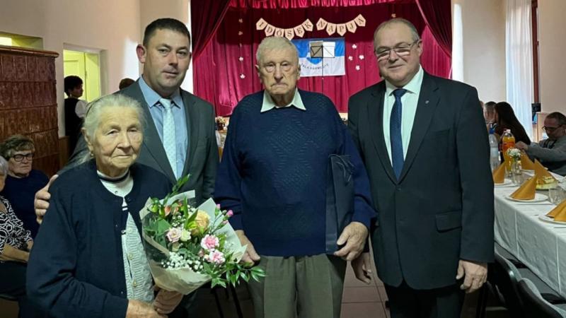 Pórszombaton különleges ünnepség keretében tisztelegnek az idősek előtt, ahol a közösség összegyűlik, hogy megemlékezzen a nagyszülők és idősebb generációk értékes hozzájárulásáról. Az esemény során színes programokkal, zenével és finom falatokkal várják 