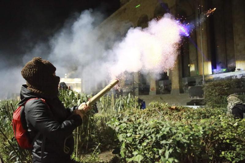 Georgiában továbbra is zajlanak a demonstrációk, ahol több százan nyújtottak be panaszt jogsértések miatt.