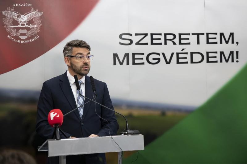 Kutnyánszky Zsolt kifejezésében hangsúlyozza, hogy Magyarország biztonságának megőrzéséhez elengedhetetlen egy erős hadsereg megléte. Az ország védelme nem csupán a területi integritás szempontjából kulcsfontosságú, hanem a nemzeti identitás és a társadal
