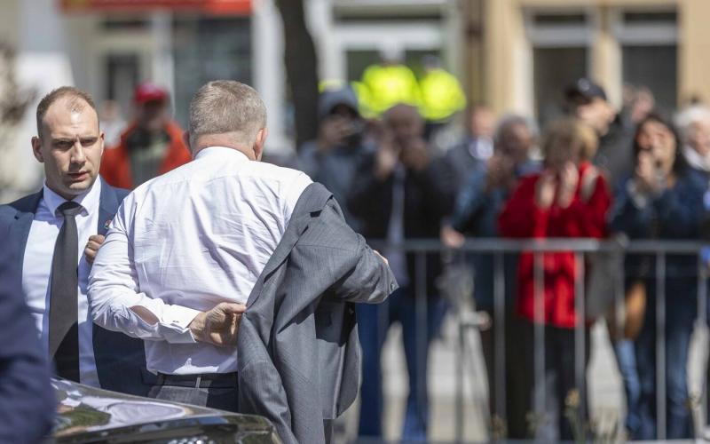Számtalan lelkes rajongó gyűlt össze Nyitrabányán, hogy ünnepelje Ficót, aki ezúttal is ellátogatott hozzájuk. (Képek és videók)