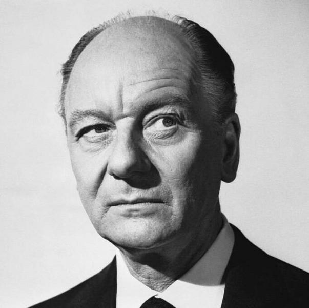 Sir John Gielgud, a legendás Shakespeare-hang, 25 évvel ezelőtt távozott az élők sorából. Művészete és egyedülálló színészi tehetsége örökre bevésődött a színház történetébe. Gielgud rendkívüli képességei által életre keltette a klasszikus dráma hőseit, é