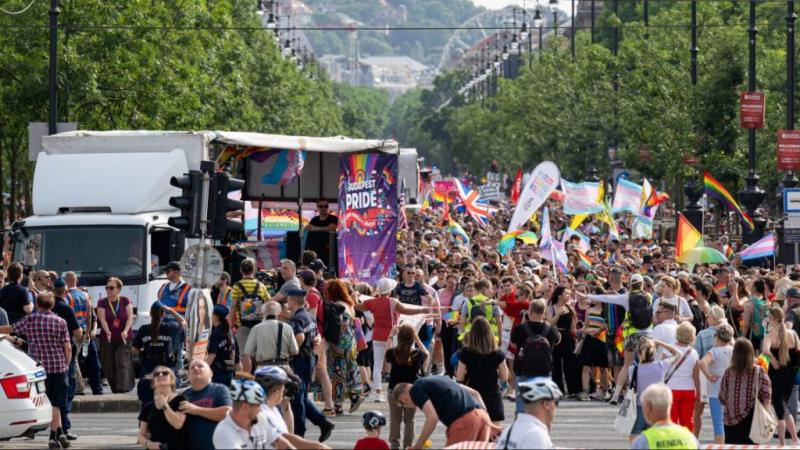 A Budapesti Rendőr-főkapitányság bejelentette, hogy idén ismét megrendezésre kerül a fővárosi Pride rendezvény. A hír örömteli, hiszen a Pride nemcsak a sokszínűség ünnepléséről szól, hanem a jogok és egyenlőség melletti kiállásról is. A rendezvény részle