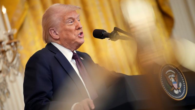 Súlyos vádakkal néz szembe Donald Trump: egy férfi súlyos kínzásra került elítélésre, mindez pedig tévedésen alapul.