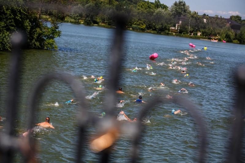 Sajnos, a szombathelyi Vasi Vasember triatlon verseny során tragikus esemény történt: az úszás fázisában egy versenyző életét vesztette.