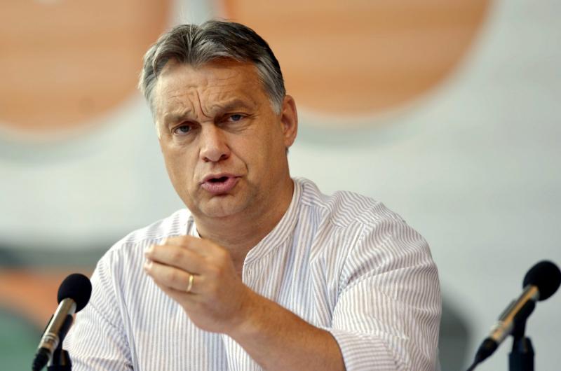 Orbán Viktor Tusványoson bemutatta elképzeléseit az illiberális demokráciáról, amely új alapokra helyezte a politikai diskurzusokat és globális nézőpontokat alakított ki.