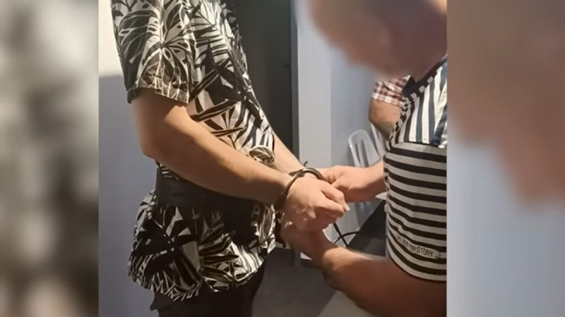 Videó! Egy elvakult rajongó megpróbálta felrobbantani az Országházat, miután a zenekart kitiltották Magyarországról.
