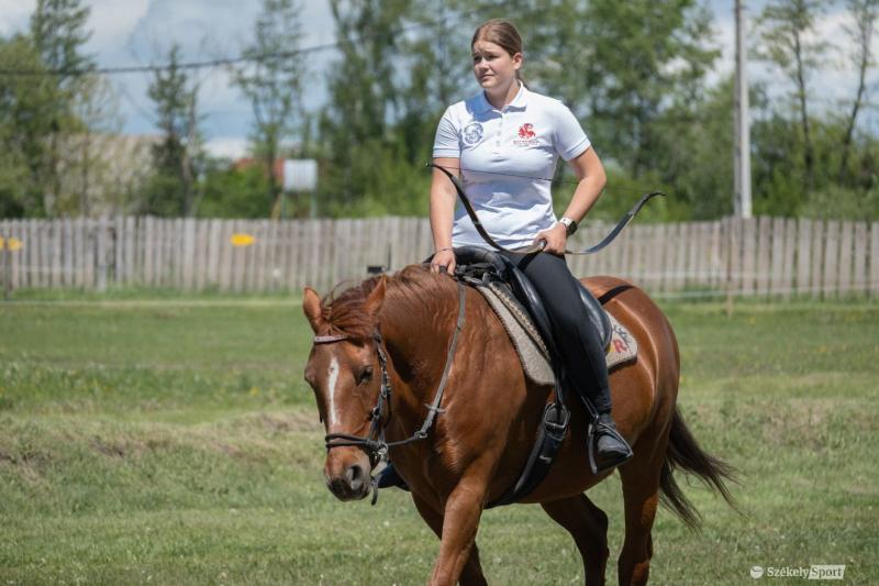 Csiszér Ivett, a lovasíjászat ígéretes fiatal tehetsége | Krónika Online

Csiszér Ivett, a lovasíjászat világában új csillagként tűnik fel, aki tehetségével és elszántságával már most felhívta magára a figyelmet. Az ifjú versenyző nemcsak a hagyományos íj