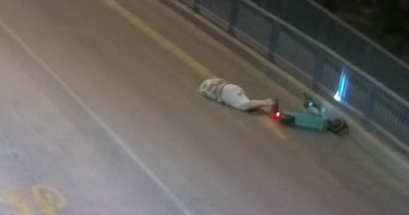 Siófokon egy rollerrel közlekedő fiatalember meglepő módon bukfencet vetett az aszfalton. A baleset okai hamar napvilágra kerültek, és igencsak érdekes történetet meséltek el.