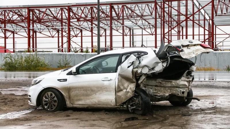 A bontók elképedve néztek egymásra, amikor a kiégett Kia roncsba beültek.