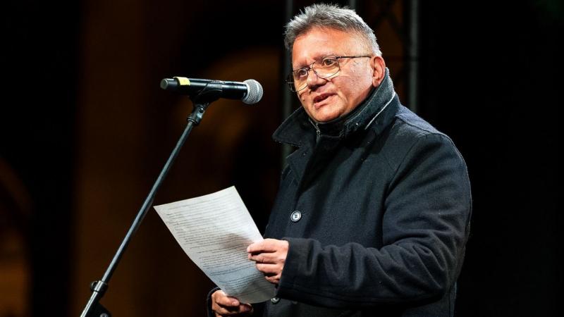 Amikor már mindannyian azt gondoltuk, hogy a helyzet nem süllyedhet mélyebbre, megérkezett Látó, a furcsa és zakkant egykori prédikátor. Most aztán bajban vagyunk!