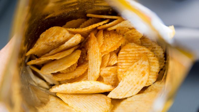 A chipsadó bevételeiből támogatnák az egészségügyi rendszert – jelentette be a magyar EU-biztos, aki hangsúlyozta, hogy ez a lépés nemcsak a közegészségügyi helyzet javítását célozza, hanem a fenntartható fejlődés érdekében is fontos. Az új intézkedés rév
