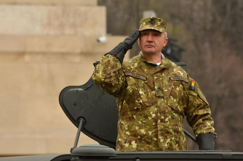 A vezérkari főnök hangsúlyozta, hogy minden román állampolgárnak alapvető ismeretekkel kellene rendelkeznie a fegyverhasználat terén, mivel egy olyan virtuális kognitív háborúban élünk, ahol a tudás és a felkészültség kulcsfontosságú. A modern világ kihív