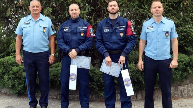 Félőrült állapotban tombolt, aztán hirtelen az ablak felé vetette magát, miközben anyja és nagyapja nevét kiabálta, mintha csak őket akarta volna magával ragadni a káoszba.