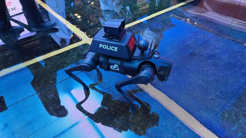 Márpedig itt rendet fognak tartani: a rendőrség Dubajban olyan sci-fi regényekből kiemelkedő erődemonstrációt hajtott végre, amely mindenkit lenyűgözött.